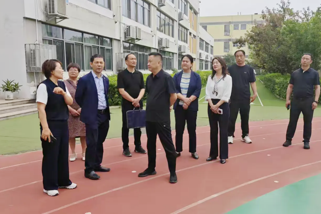 区人大常委会二级巡视员陈锐参加张庄路街道民生实事重点项目监督活动