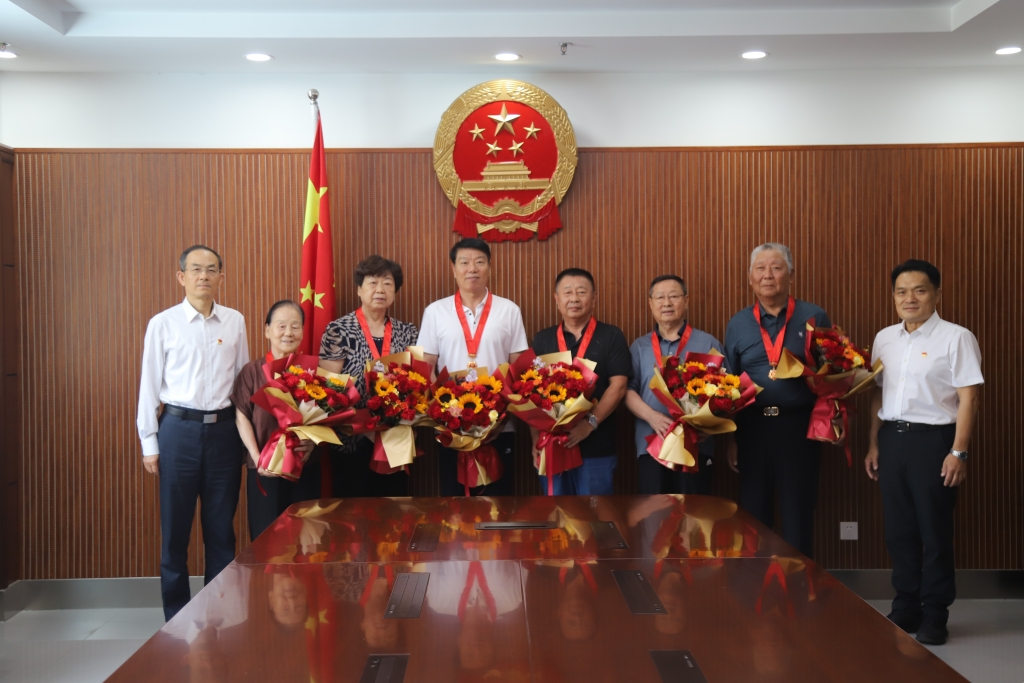 济南市槐荫区人大常委会机关举行“光荣在党50年”纪念章颁发仪式