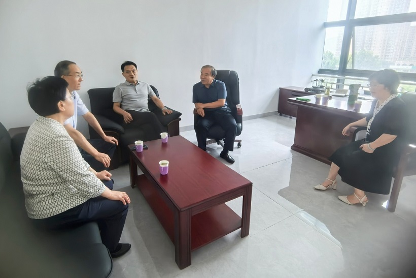 区领导看望慰问革命老区建设促进会工作人员